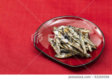 新年菜餚 12_Tazukuri 在一個紅色的盤子_背景紅色 93260566