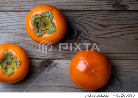 木板上柿子的照片 93260590