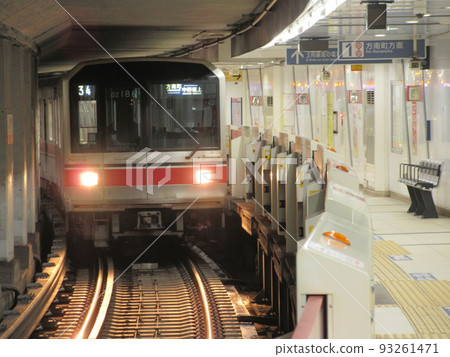 Tokyo Metro 02 series 80 series running on the Honancho branch line of the Marunouchi Line 93261471