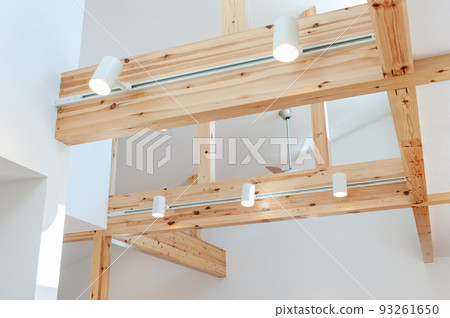 客廳的木樑與聚光燈 93261650