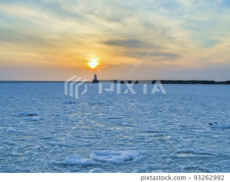 北海道根室港流冰停泊 日落/根室，日本 93262992