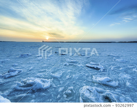 北海道根室港流冰停泊 日落/根室，日本 93262997