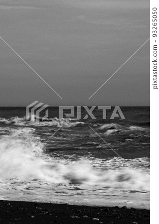 Shizuoka Abe River estuary and seawater collide rough waves that feel fear 93265050