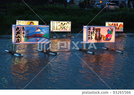 Furutone River Lantern Festival, countless large lanterns illuminating the water [Sugito Town, Saitama Prefecture] 93265566