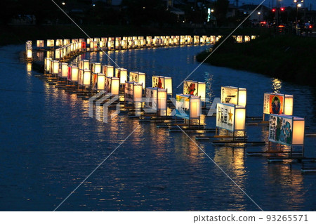 Furutone River Lantern Festival, countless lanterns illuminating the water [Sugito Town, Saitama Prefecture] 93265571