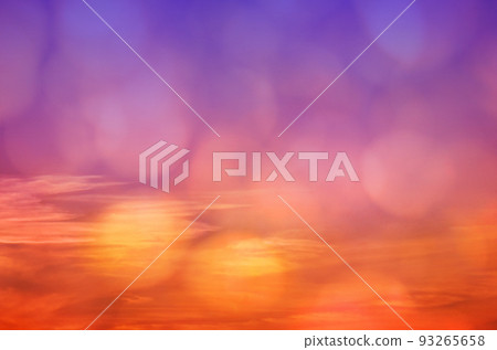 黃昏時分透過樹木的陽光,秋天的天空,層次分明 黃昏時分透過樹木的陽光,秋天的天空,層次分明 93265658