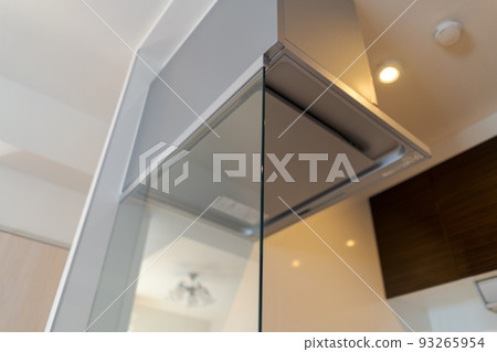 glass panel in front of kitchen stove 93265954