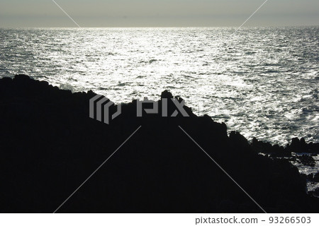 Mikuni, Sakai City, Fukui Prefecture The silhouette of the Sea of Japan and rocks seen from the western shore of Oshima Island Mikuni, Sakai City, Fukui Prefecture The silhouette of the Sea of Japan and rocks seen from the western shore of Oshima Island 93266503