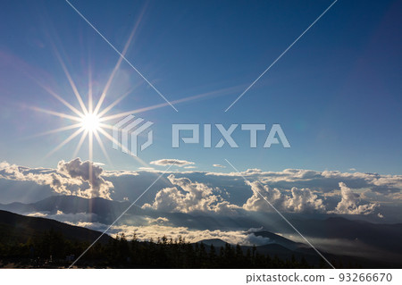 從富士山五合目看到的雲海和日落 93266670