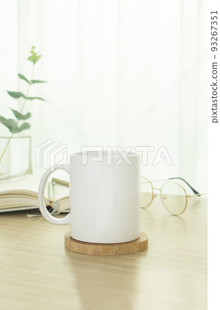 mug mockup on table 93267351