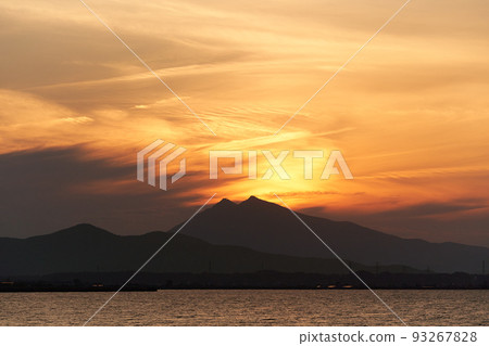 Stormy sunset sky seen from Lake Kasumigaura and silhouette of Mt. Tsukuba 93267828
