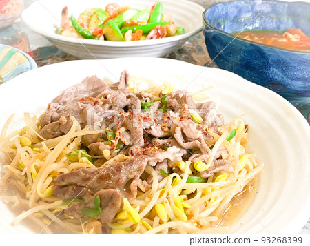 Chinese home-cooked soybean sprouts mutton (spicy stir-fried lamb and bean sprouts) 93268399