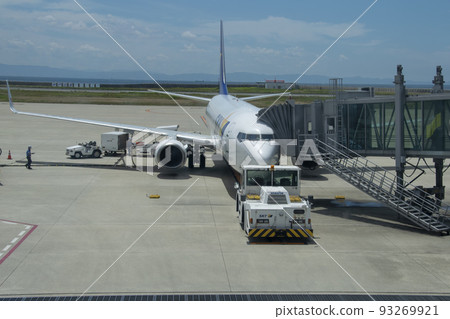 在連接登機橋的機場的飛機 93269921
