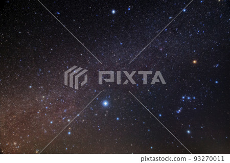 The starry sky in winter Orion and the Milky Way in winter 93270011