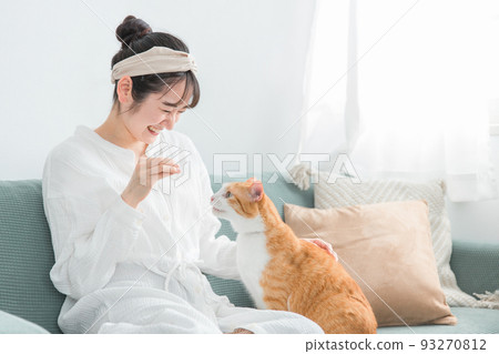 日本女人在家裡/貓咖啡館給貓吃零食(誘餌) 日本女人在家裡/貓咖啡館給貓吃零食(誘餌) 93270812