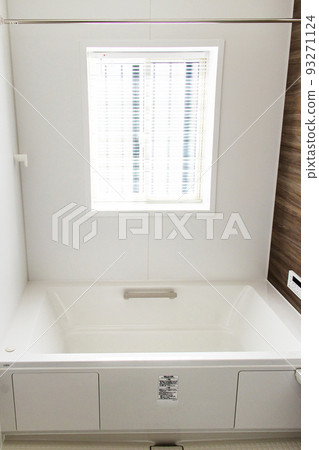 A brand new bathroom and bathtub in a newly built house 93271124