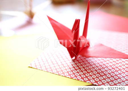 Paper cranes and light 93272401