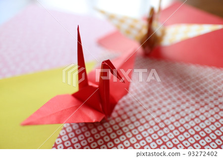 Two folding cranes 93272402