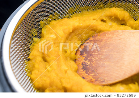 Steamed pumpkin and pureed onion 93272699