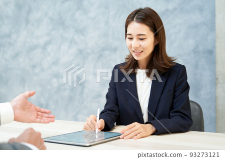 woman signing electronically 93273121