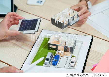 屋頂上有太陽能電池板的房子模型 屋頂上有太陽能電池板的房子模型 93273176