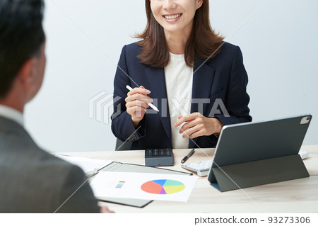 Business woman giving a presentation using materials 93273306