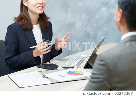 Business woman giving a presentation using materials 93273307