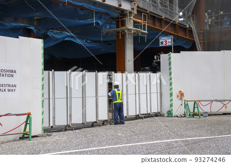 在建築工地檢查防護圍欄（臨時圍欄/建築圍欄）的人 93274246