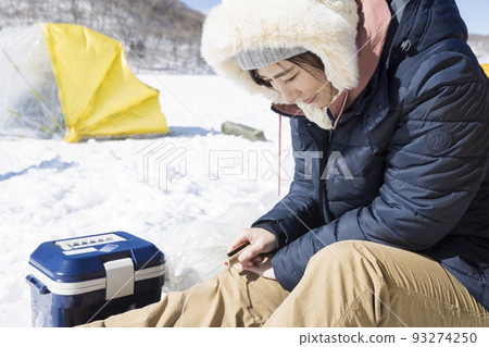 年輕女子釣魚 93274250