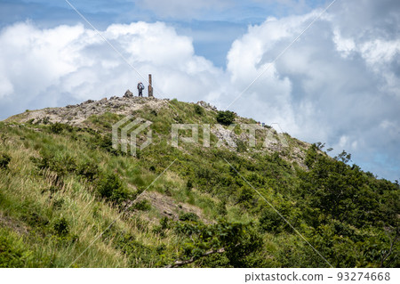 Climbing Mt. Bunagatake, the highest peak of the Hira mountain range 93274668