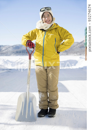 一個滿足於乾淨地鏟雪的年輕女子 一個滿足於乾淨地鏟雪的年輕女子 93274674