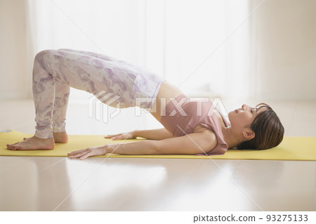 Woman doing yoga, taiko bridge pose Woman doing yoga, taiko bridge pose 93275133