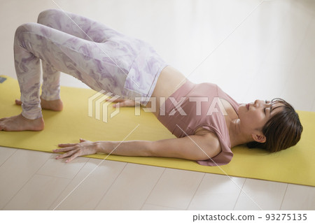 做瑜伽的女人，太鼓橋姿勢 93275135