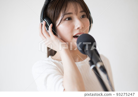 練習語音訓練和卡拉 OK 的女人 93275247