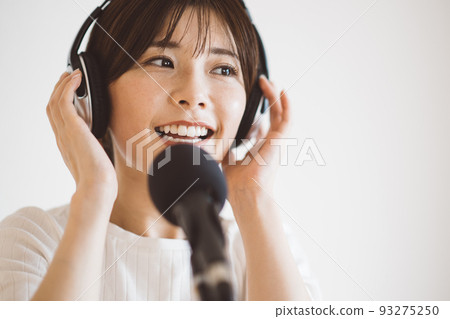 練習語音訓練和卡拉 OK 的女人 練習語音訓練和卡拉 OK 的女人 93275250