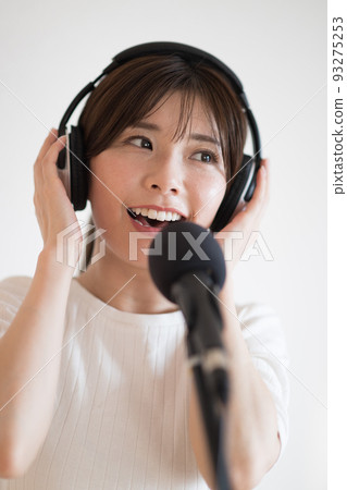 練習語音訓練和卡拉 OK 的女人 93275253