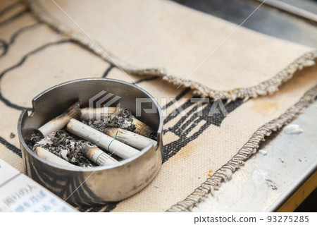 裝滿煙頭的煙灰缸 裝滿煙頭的煙灰缸 93275285