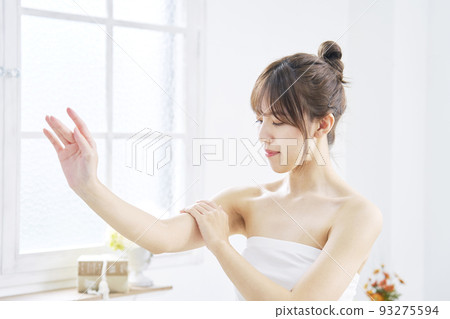 A woman who cares for her arms at home 93275594