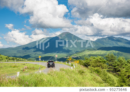Scenery from the Venus Line in Nagano Prefecture, Mt. Tateshina, blue sky and white clouds [August] 93275646