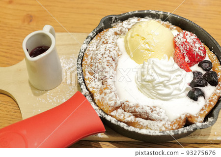 薄煎餅配冰淇淋和水果 薄煎餅配冰淇淋和水果 93275676