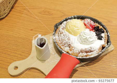 薄煎餅配冰淇淋和水果 93275677