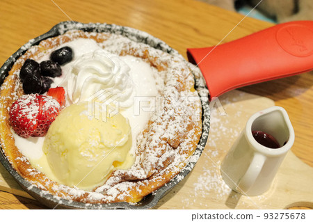 薄煎餅配冰淇淋和水果 93275678