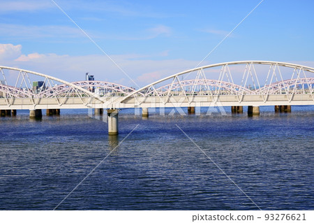 淀川上的NTT十三橋及其背後的阪急電鐵新淀川橋（大阪市北區/淀川區） 93276621