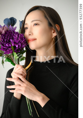 美麗的日本女人，紫色的花朵，秋季易於使用垂直 93277399