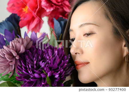粉色和紫色的花朵和美麗的日本女人 秋季易於使用 粉色和紫色的花朵和美麗的日本女人 秋季易於使用 93277400