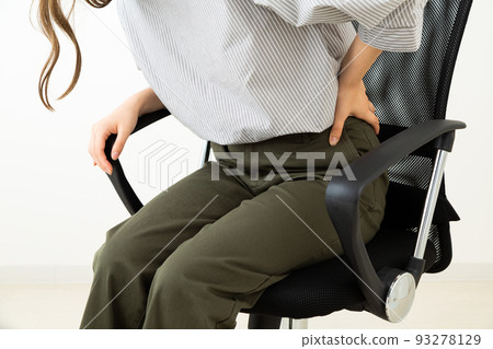 年輕女子坐在椅子上,背痛 年輕女子坐在椅子上,背痛 93278129