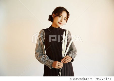 Portrait of a young woman in autumn fashion Portrait of a young woman in autumn fashion 93278165