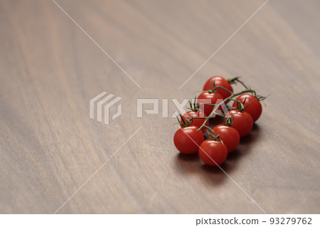 bracnh of fresh cherry tomatoes of wood table 93279762