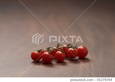 bracnh of fresh cherry tomatoes of wood table 93279764