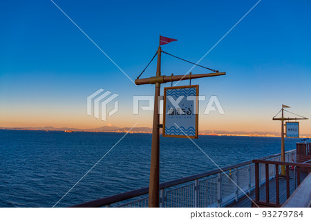 (Chiba Prefecture) View of Tokyo Bay and Kawasaki from Umihotaru PA, distant view of Mt. Fuji at dawn (Chiba Prefecture) View of Tokyo Bay and Kawasaki from Umihotaru PA, distant view of Mt. Fuji at dawn 93279784